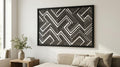 Puede incluir: Una gran obra de arte enmarcada con un diseño geométrico en blanco y negro. La obra presenta un patrón repetitivo de líneas negras que crean un efecto de laberinto en zigzag. El marco es negro y la pieza está montada en una pared blanca.