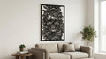 Puede incluir: Arte mural enmarcado en negro con un diseño detallado de calavera con rosas y una serpiente. La obra de arte cortada con láser crea un contraste llamativo contra la pared blanca. Un elemento decorativo para la decoración del hogar.
