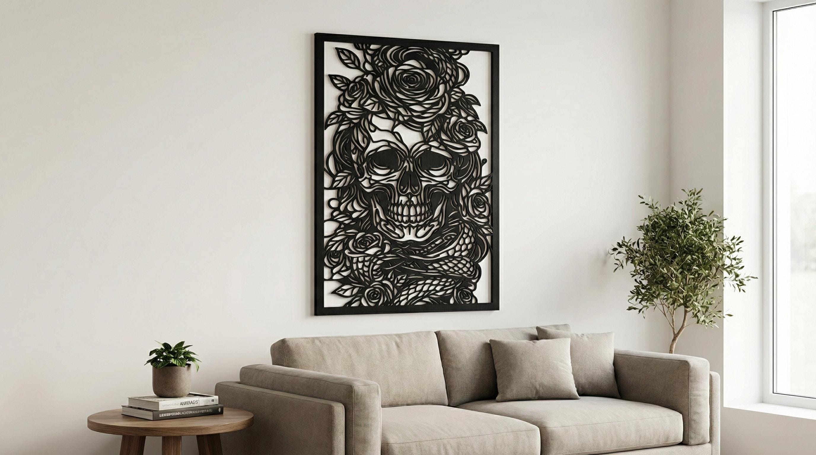 Puede incluir: Arte mural enmarcado en negro con un diseño detallado de calavera con rosas y una serpiente. La obra de arte cortada con láser crea un contraste llamativo contra la pared blanca. Un elemento decorativo para la decoración del hogar.