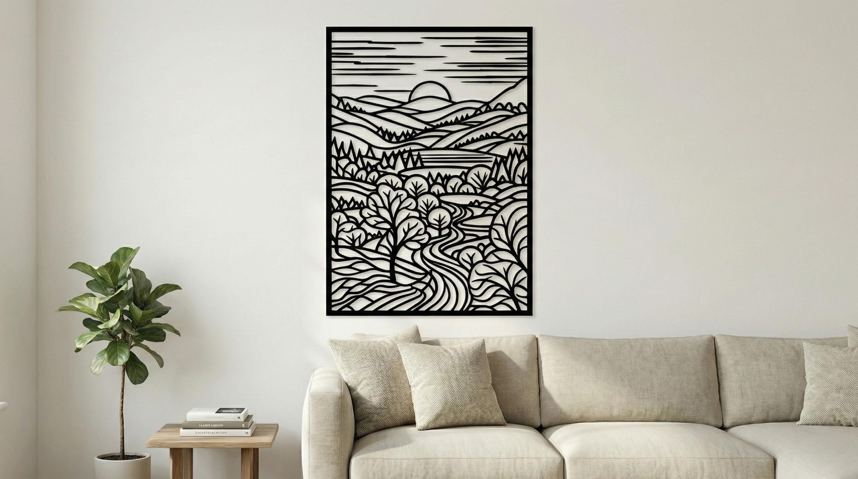 Puede incluir: Arte mural de metal negro que representa una escena de paisaje estilizada. La obra de arte presenta un río que serpentea a través de un bosque, con colinas y un sol poniente en el fondo. La pieza es rectangular y está montada en una pared blanca.